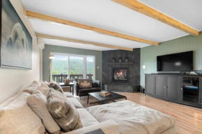Cozy Condo Overlooking Mont Tremblant and the lake